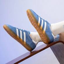 Adidas Originals GAZELLE室内复古运动休闲鞋，男女款，2026新款经典低帮运动鞋，T字头鞋 HQ8717 - 藍白色 - 查看 5