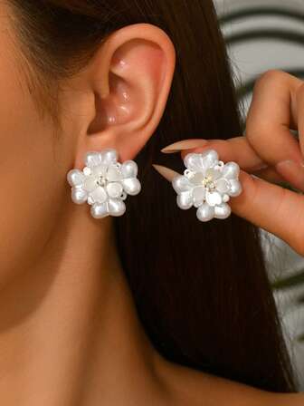 2只波西米亚风Ins风DIY手工编织巴洛克亮片串珠C形耳钉，适合搭配连衣裙、吊带衫，也适合海滩、派对、宴会等场合。仿珍珠采用注塑成型工艺，可能存在细微瑕疵。新品：镶嵌宝石水钻的仿珍珠心形串珠耳环。