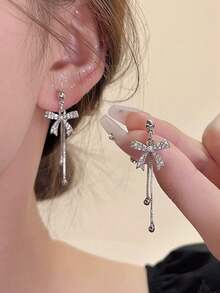 一对简约优雅的镶钻蝴蝶结流苏仿珍珠耳环，奢华别致的设计，适合女性日常和节日佩戴。 - 銀色 - 查看 2