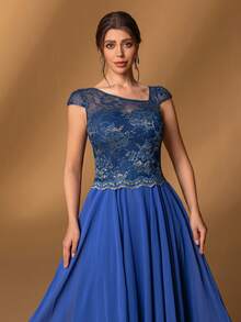 Faeriesty 这款莫西斜领新娘母亲礼服，配以优雅的短袖和飘逸的A字雪纺裙摆——完美适用于正式晚宴、盛大晚会、歌剧之夜、婚礼仪式和慈善舞会。 - 霧霾藍 - 查看 5