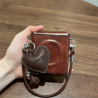 Funda de teléfono con carga inalámbrica magnética de lujo en color marrón, con colgante con forma de corazón y cuerda de cuero, compatible con Samsung Galaxy ZFlip7, Z Flip6, ZFlip 5, Zflip6, Zflip5, con protección contra golpes