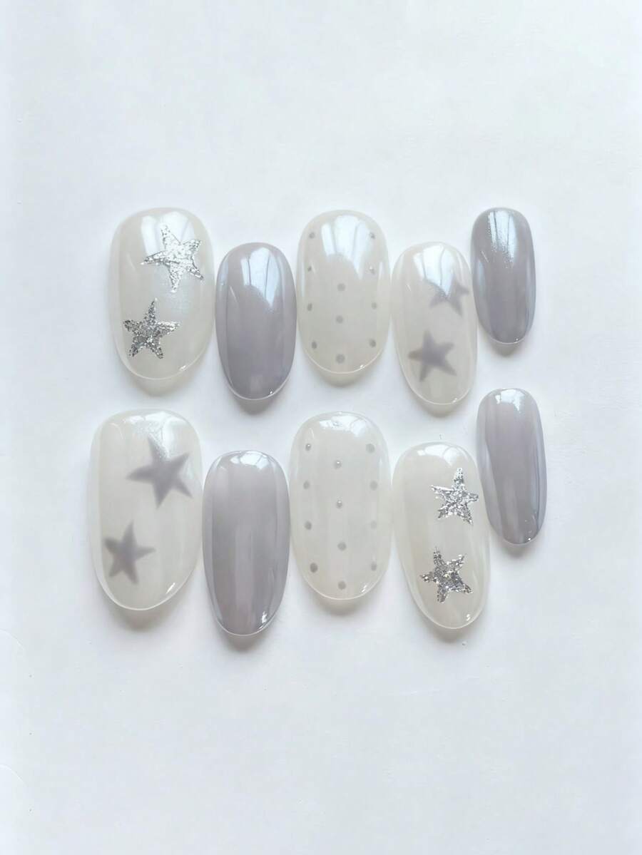10片纯手工制作美甲贴片，长款杏仁形美甲，白色简约清新风格，白色灰色海莉玻璃珠搭配银色闪粉星星，手绘星星波点，温柔可爱甜美，适合女性和女孩，春夏秋冬节日派对及日常生活使用。 - 白色 - 查看 1