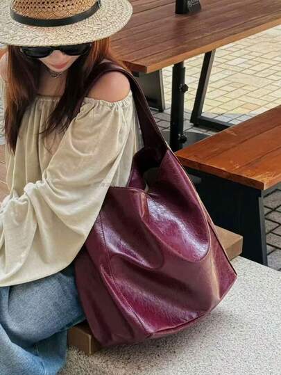 Detta är en enfärgad PU-väska med stor kapacitet för kvinnor, lämplig för att förvara en vattenflaska, nycklar och paraply, perfekt för kvinnor, kvinnliga universitetsstudenter, pendling till jobbet, utevistelse och alla tillfällen.