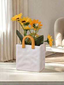 1个优雅的白色和金色手提包造型树脂花瓶，外观精致，非常适合在咖啡桌、梳妆台或卧室摆放鲜花。为现代家居装饰、房间装饰和圣诞礼物增添一抹亮丽色彩。