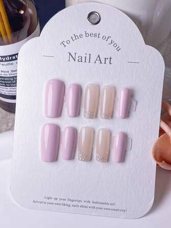 10 piezas de arte de uñas en forma de ataúd hecho a mano, con uñas de color rosa con un sutil brillo plateado, dando un aspecto sofisticado y minimalista. Perfecto para un toque ligero y elegante, adecuado para varias ocasiones, y se puede desprender y volver a aplicar fácilmente para cambios rápidos en los diseños de arte de uñas.