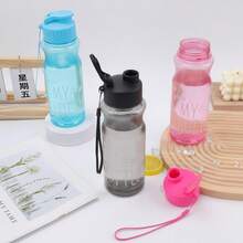 Sticlă de apă portabilă cu capac rabatabil, material PET de 550 ml (rezistent la temperaturi sub 50 °C), pentru sporturi în aer liber, pahar de plastic, pahar de apă pentru uz zilnic al studenților, mâner de transport, potrivită pentru camping, drumeții, fitness, hidratare în aer liber, cadou de ziua de naștere - Multicolor - Vizualizare 9