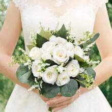 باقات زفاف للعروس والوصيفات، باقة بيضاء عاجية من الورود الحريرية الاصطناعية مع أوراق الأوكالبتوس لديكور الكنيسة والزفاف، باقات الزهور الاصطناعية لديكور حفل الزفاف والخطوبة وحفلات الزفاف وعيد الحب وتزيين طاولات الطعام - بيج - مشاهدة 7