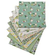 Tela de algodón de sarga serie Hoja Verde (8 piezas), tela para patchwork hecha a mano, ideal para Navidad, Pascua, Día de la Independencia, Año Nuevo Chino y otras festividades. Perfecta para coser, crear guirnaldas, muñecos, tocados, decoraciones, manualidades y decoración del hogar. Tela para envolver regalos. Varios diseños con detalles de borlas decorativas. Disponible en dos tamaños.