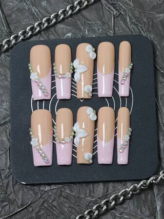 CrystalHola 圣诞节，10片手工制作的法式棺材形长指甲，粉色指甲表面饰有手工雕刻的花朵和闪亮的宝石，简约优雅，全覆盖设计，可拆卸可重复使用，经久耐用，独特的夏季美甲，派对和婚礼必备的时尚配饰。