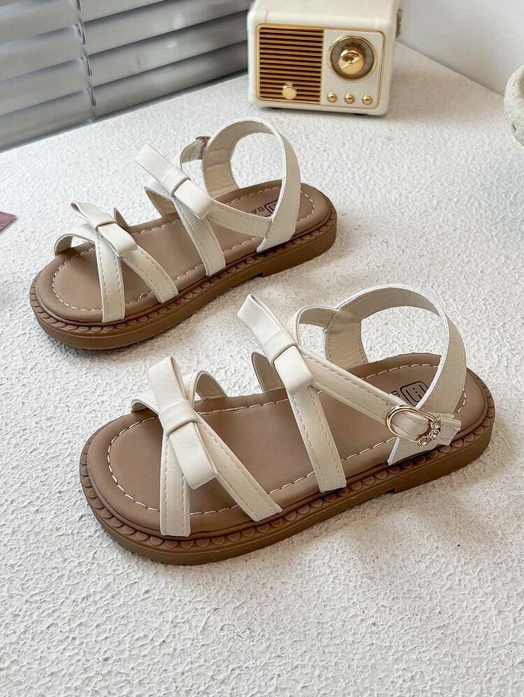 Un par de nuevas sandalias para niños con diseños de lazos y correas y diseños de hebillas metálicas que añaden un toque de refinamiento. Son elegantes y lindas, adecuadas para escenarios diarios y festivos de los niños, e ideales para niños de 3 a 12 años. - Beis - Añade 4