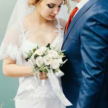 باقات زفاف للعروس والوصيفات، باقة بيضاء عاجية من الورود الحريرية الاصطناعية مع أوراق الأوكالبتوس لديكور الكنيسة والزفاف، باقات الزهور الاصطناعية لديكور حفل الزفاف والخطوبة وحفلات الزفاف وعيد الحب وتزيين طاولات الطعام - بيج - مشاهدة 6