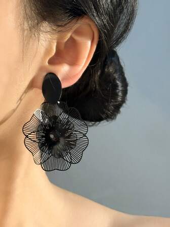 2 piezas Pendientes de clip con flores negras, pendientes de estilo metálico único sin perforación, adecuados para que las mujeres los usen en bodas y ocasiones diarias