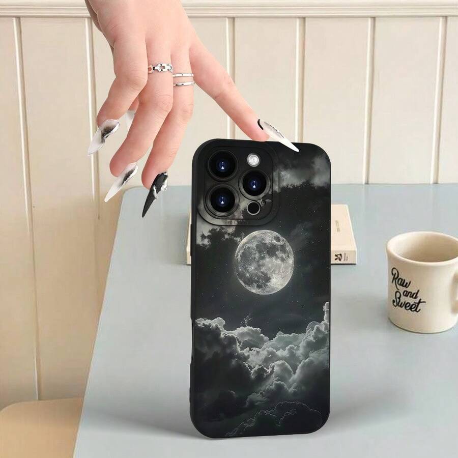 Funda de Teléfono Artística de Luna y Nube en Blanco y Negro con Impresión Negra para iPhone 16/15/14/13/12/11Plus Pro Max Min, con Protección de Agujero de Precisión para Lente. Este nuevo modelo de alta calidad y estilo es un regalo perfecto para las fiestas o cumpleaños para novias, novios, mujeres, hombres, esposos, esposas y... - Negro - Ver 1