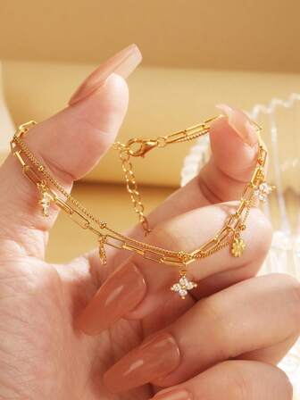 Pulsera de plata de ley S925, trébol con circonitas, doble cadena en oro y plata. Joyería minimalista y elegante. Ideal como regalo para madre, novia o amiga. Perfecta para uso diario.