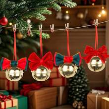 Enfeite de Natal para pendurar, com laço e sinos, feito de tecido e metal, ideal para decorar a árvore ou para festas em casa.