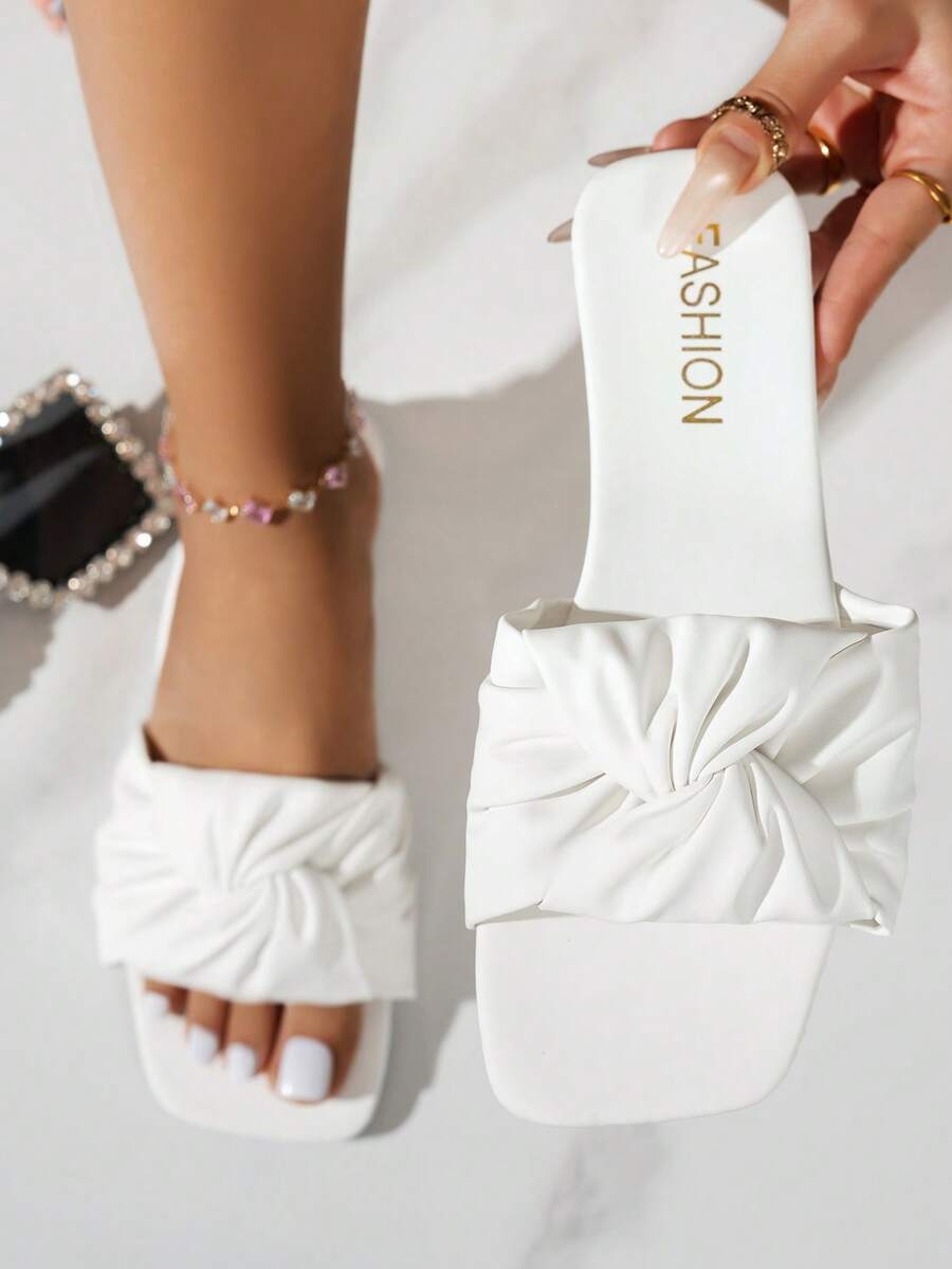 女士手工褶皱玫瑰花图案绑带凉鞋，鞋面美观时尚，烫金印花鞋底，休闲方头露趾平底鞋，轻便易穿的夏季凉鞋