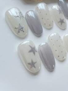 10片纯手工制作美甲贴片，长款杏仁形美甲，白色简约清新风格，白色灰色海莉玻璃珠搭配银色闪粉星星，手绘星星波点，温柔可爱甜美，适合女性和女孩，春夏秋冬节日派对及日常生活使用。 - 白色 - 查看 2