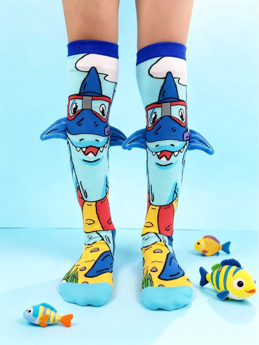 一双印有卡通鲨鱼图案和立体装饰的男童过膝袜，儿童趣味袜，搞怪袜子，搞笑袜子。四季皆宜，适合各种场合，如疯狂日、派对、角色扮演、户外活动和日常穿着，也是一份很棒的礼物。