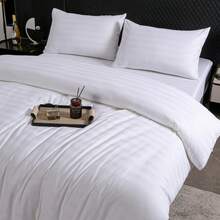三件套床上用品，缎面条纹设计，优雅纯色，110克高密度，100%超细纤维，柔软舒适，适用于卧室、宿舍、酒店，可机洗，包含（被套*1，枕套*2），不包含（被芯，枕芯）。 - 白色 - 查看 5