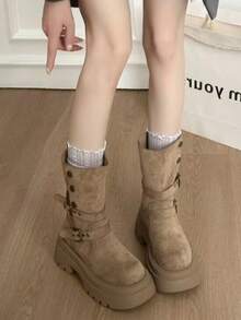 女士英伦风搭扣机车靴，厚底复古中筒靴增高修身靴，麂皮双穿靴，适合通勤和休闲装扮 - 卡其色 - 查看 3