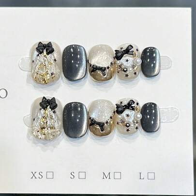 10片手工方形亚克力按压式美甲贴片，中号，柔和黑白美甲，闪亮猫眼美甲，圣诞美甲圣诞树花环，3D蝴蝶结星星美甲贴纸，美甲饰品宝石小石子钻石珍珠镶嵌，前卫优雅简约秋季美甲，秋季按压式美甲，冬季假指甲，节日美甲，适合派对、日常及约会、海滩热带度假等场合，DIY假指甲艺术，适合女性和女孩作为礼物美甲用品