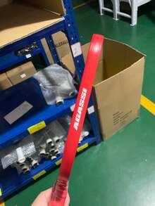 16毫米阿加西专业匹克球拍，哑光表面，红白配色，加厚拍身。匹克球装备，比赛用拍，时尚设计，现代拍型，结构坚固耐用，高性能拍，运动拍，比赛用拍，专业运动员，休闲玩家，运动配件，专业装备，男女通用拍，匹克球，优质材料，操控性强，加固，业余爱好者适用。