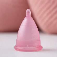 Angelcup Copa Menstrual Rosa Reutilizable | Silicón Suave, Cómoda y Ecológica | Talla Chica o Grande | Protección hasta 12 h | Diseño Anatómico con Perlita Redondeada y Líneas de Medición | Alternativa Sustentable a Toallas y Tampones | Material Flexible Libre de Látex y Plásticos Dañinos | Ideal para Dormir, Nadar, Hacer Ejercicio o Viajar | Menstruación Consciente y Saludable | Hecha en México | Incluye Bolsita Ecológica, Instructivo y Stickers | Marca con 13 Años de Experiencia en Salud Menstrual | Cup Rosa Translúcida que Representa Amor Propio, Bienestar y Libertad | Perfecta para Mujeres con Flujo Ligero, Moderado o Abundante | Angelcup – Vive tu Ciclo con Comodidad y Confianza - Rosa - Ver 3