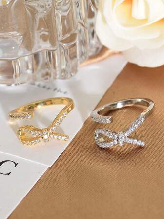 1枚24K镀金极简主义锆石结形戒指，适合女性日常通勤、购物、节日、派对、旅行和生日礼物佩戴。