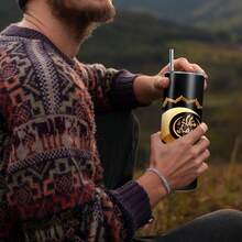 1 Stück 20oz Edelstahl Isolierbecher. Schwarz und Gold. Mit goldenem Halbmond (mit islamischer Kalligraphie) und traditionellem arabischen Laternen-Muster. Schön und praktisch, erfüllt den täglichen Trinkbedarf. Geeignet für den Eigengebrauch oder als Geschenk zu Feiertagen oder Geburtstagen. Für jeden Anlass verwendbar. Eine festliche Dekoration, um eine heilige und fröhliche Atmosphäre zu schaffen. Ramadan Edition. - Verschiedenfarbig - Übersicht 7