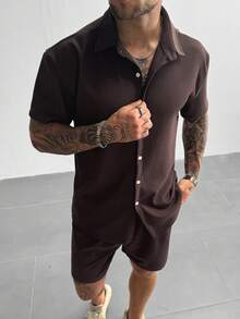 男士棕色针织套装，包含一件短袖纽扣衬衫和一条抽绳短裤。舒适百搭。纽扣门襟设计，面料柔软略带弹性，透气性好，适合街头穿搭、日常休闲、周末外出和社交聚会。是送给男友或丈夫的绝佳圣诞节和新年礼物。 - 巧克力棕 - 查看 5