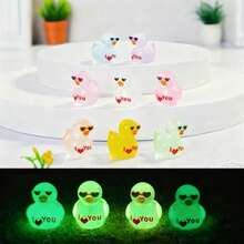 20个夜光迷你树脂鸭摆件，迷你鸭戴着心形太阳镜，上面写着“我爱你”，小动物装饰品，非常适合作为情人节礼物、DIY仙女花园、情人节装饰品、家居/办公桌摆件、感官玩具盒、收藏品、汽车内饰、生日派对礼物。 - 彩色 - 查看 8