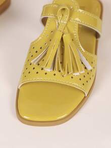 1双儿童流苏PU休闲时尚拖鞋，适合夏季穿着