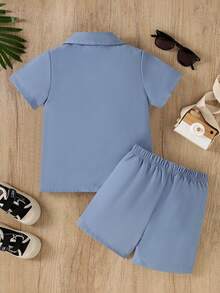 Bộ 2 áo sơ mi tay ngắn in chữ Colorblock và quần short trơn đơn giản thoải mái cho bé trai, mùa hè - Màu xanh bụi bặm - Xem 2