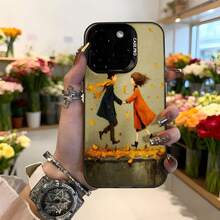 Cubierta de teléfono con diseño artístico para iPhone en color beige con estampado de pareja caminando en otoño y hojas caídas ideal para uso diario y regalos Aplicable a los teléfonos de la serie Apple y Galaxy - Negro - Ver 1