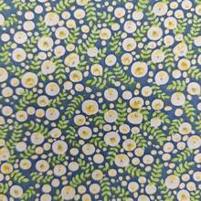 Tela de algodón de sarga serie Hoja Verde (8 piezas), tela para patchwork hecha a mano, ideal para Navidad, Pascua, Día de la Independencia, Año Nuevo Chino y otras festividades. Perfecta para coser, crear guirnaldas, muñecos, tocados, decoraciones, manualidades y decoración del hogar. Tela para envolver regalos. Varios diseños con detalles de borlas decorativas. Disponible en dos tamaños.