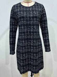 Elegante vestido de punto de manga larga y cuello redondo a cuadros para mujer Vestido de manga larga y largo medio a cuadros blancos y negros que estiliza la cintura y la define Vestido de cuello redondo para otoño/invierno, ideal para combinar con otras prendas Vestido minimalista de corte recto, cálido y cómodo - Negro - Ver 4