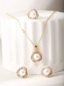 4 件不锈钢首饰套装包括项链、耳环、戒指、复古优雅仿珍珠项链装饰，配有水钻玫瑰花瓣，适合女性日常/派对佩戴、母亲节和情人节礼物