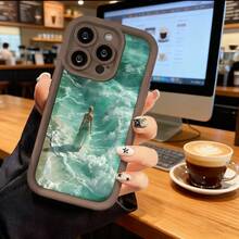 Cubierta de teléfono con borde negro diseño de mujer en la playa con olas verdes para uso diario y viajes - Café integral - Ver 2