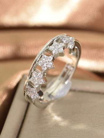 1枚24K镀金锆石极简星形戒指，适合女性日常通勤、购物、节日、派对、旅行、斋月等场合佩戴。