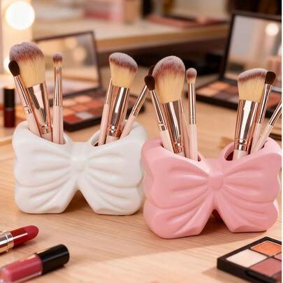 1pc Cute Bow-Shaped Makeup Brush Holder - Desktop Storage, Can Hold Makeup Brushes And Office Supplies, Elegant Makeup Brush Organizer, Suitable For Girls, Students And Creative Decor Enthusiasts. Applicable Scenarios: Bathroom Storage, Bedroom Storage, Display Cabinet, Wedding Party Decor, Home Bedroom Decor, Desktop Accessories, Living Room Decor.