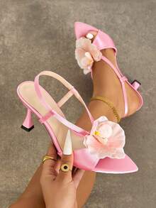 这款女士高跟鞋时尚优雅，适合春夏派对、户外活动和宴会等场合。鞋跟采用漆面酒杯形设计，尖头鞋头饰以兰花图案，鞋面采用柔软的缎面材质，配有可调节踝带，浅粉色，适合正式场合、盛会和派对等。 - 淺粉色 - 查看 1