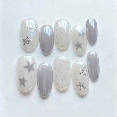10片纯手工制作美甲贴片，长款杏仁形美甲，白色简约清新风格，白色灰色海莉玻璃珠搭配银色亮片星星，手绘星星波点，温柔可爱甜美美甲贴片，适合女性和女孩，春夏秋冬节日派对及日常生活使用。