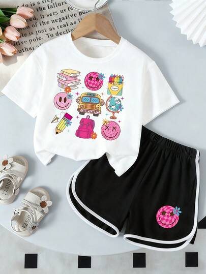 Bộ 2 món gồm áo thun cổ tròn tay ngắn và quần short in hình mặt hoạt hình, trang phục thường ngày cho bé gái.
