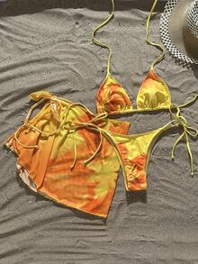 Bộ bikini nữ 3 món in họa tiết hoa ombre, dây bikini có thể điều chỉnh, quần bikini buộc dây bên hông, thiết kế váy sarong che phủ cao, thích hợp mặc đi biển và dự tiệc trong kỳ nghỉ hè. - Đỏ và vàng - Xem 2