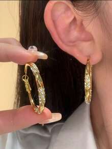 一对简约水钻扭纹耳环，时尚优雅的设计，适合女性日常及节日佩戴。