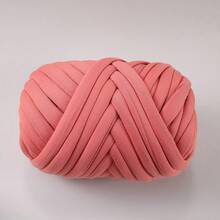 1 rotolo di filato grosso e spesso super voluminoso, grande 250g ± 20g, circa 2cm di larghezza, morbido e confortevole, perfetto per la lavorazione a mano, la filatura e le creazioni fai-da-te. Questo filato per tessuti lavorati a maglia è morbido e versatile, adatto per uncinetto e maglia di borse, cuscini, bambole, coperte, pantofole e vari progetti artigianali all'uncinetto.