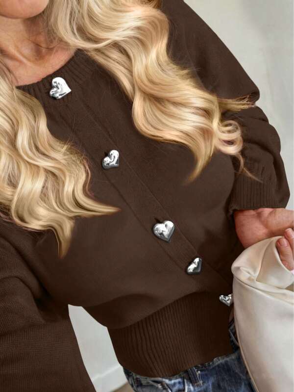 Nuevo cárdigan de unicolor para mujer de otoño e invierno, de estilo simple y casual, con cuello redondo, manga larga, de punto de pespunte con botón en forma de corazón de durazno, estilo universitario, nueva prenda de punto para Año Nuevo