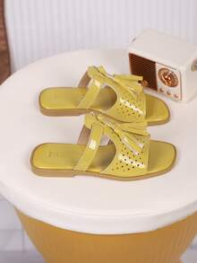 1双儿童流苏PU休闲时尚拖鞋，适合夏季穿着