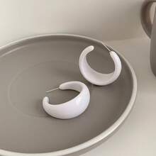 一对法式复古白色几何树脂耳环，简约优雅，适合女性日常佩戴，可作为送给朋友和女友的礼物。 - 白色 - 查看 4