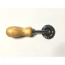 [厨房大师计划] 1 件不锈钢披萨和糕点切刀 - 多功能厨房工具，适用于面团、面条和煎饼、木柄糕点轮、不锈钢糕点滚筒、饺子皮装饰压模、饼干和糕点穿孔擀面杖、厨房小工具、返校用品、厨房和餐厅、小厨房工具、意大利面和切割工具，颜色随机